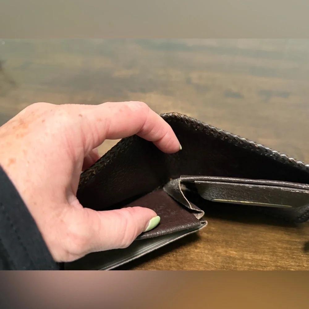 Vintage men’s leather wallet billfold. Bifold wallet. Embossed leather. Dogwood - Picture 7 of 7